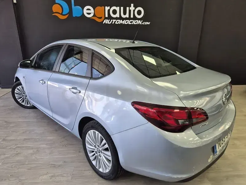 Usado Opel Astra Selective 136 CV (100 kW) 2015 Gris / plata Berlina