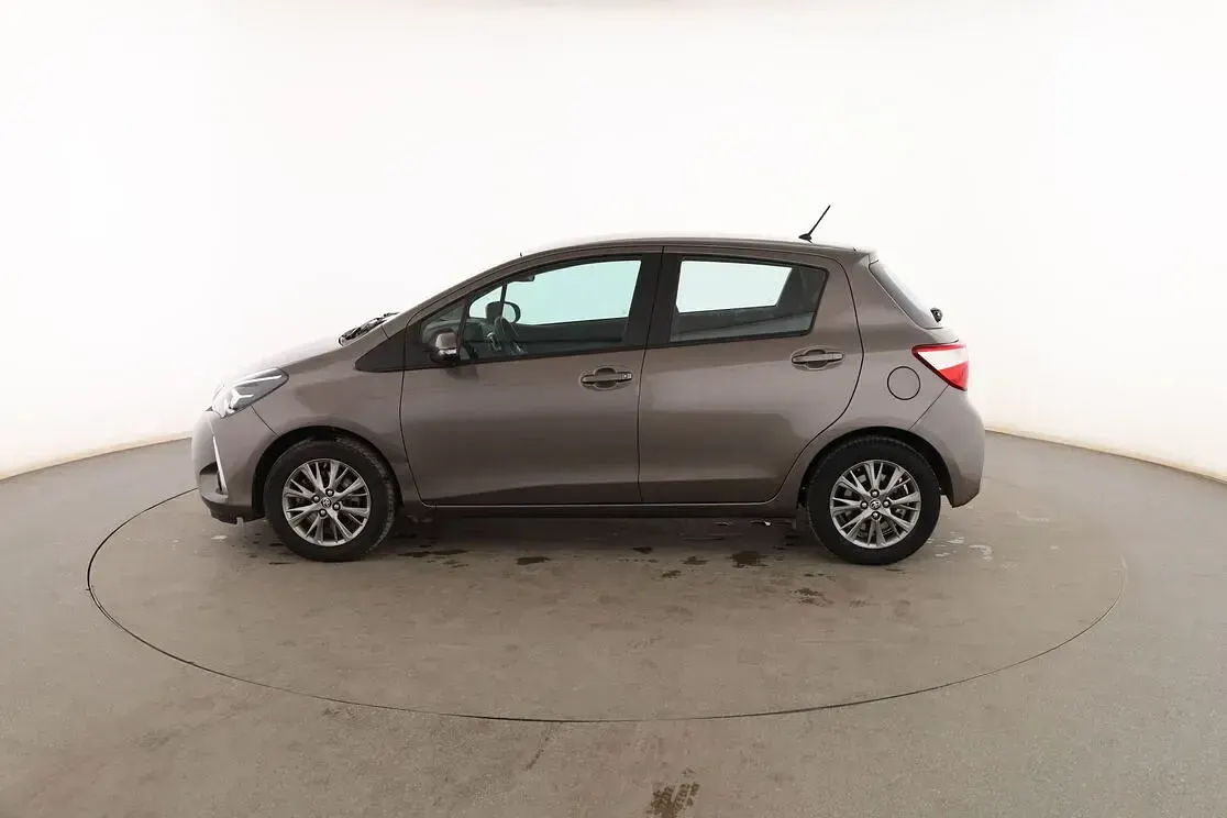 Usado Toyota Yaris Active 111 CV (81 kW) 2019 Gris Berlina
