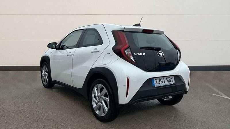Usado Toyota Aygo Play 72 CV (52 kW) 2022 Blanco Utilitario