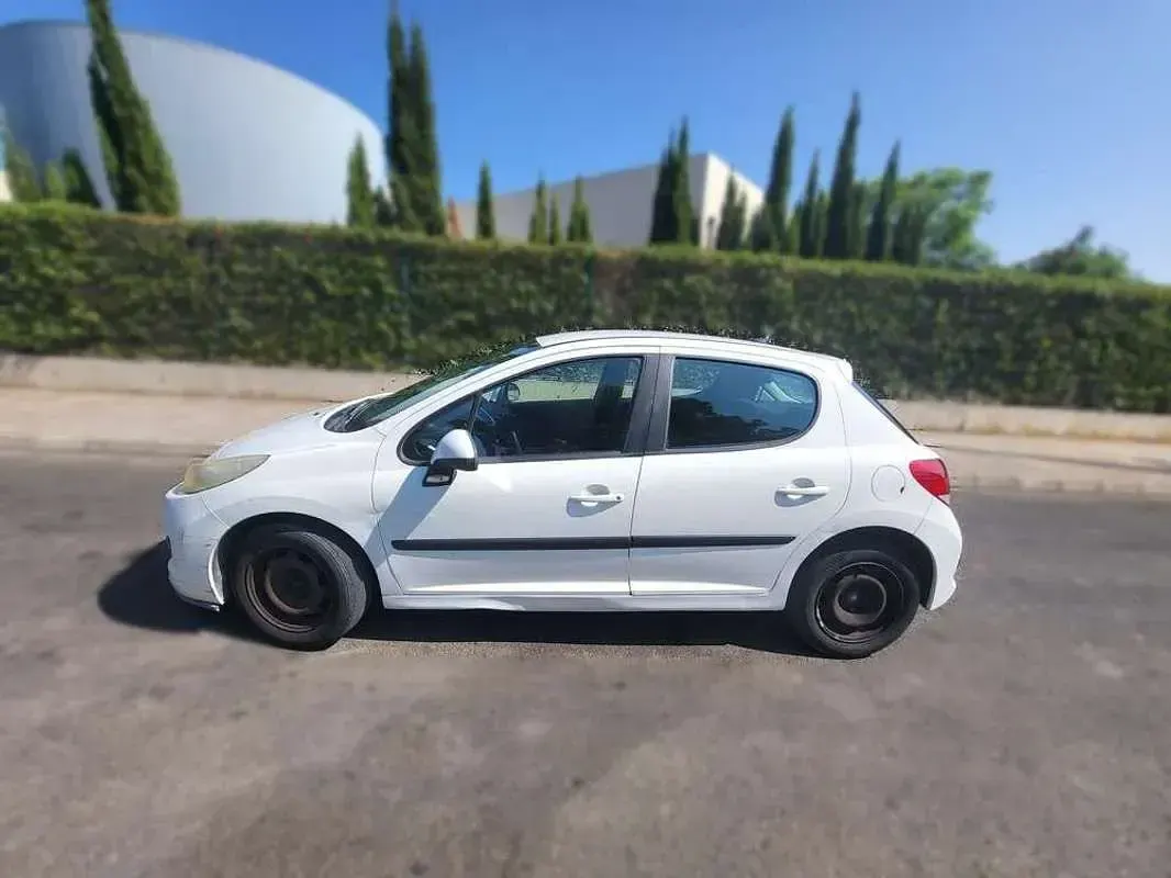 Usado Peugeot 207 73 CV (53 kW) 2010 Blanco Berlina