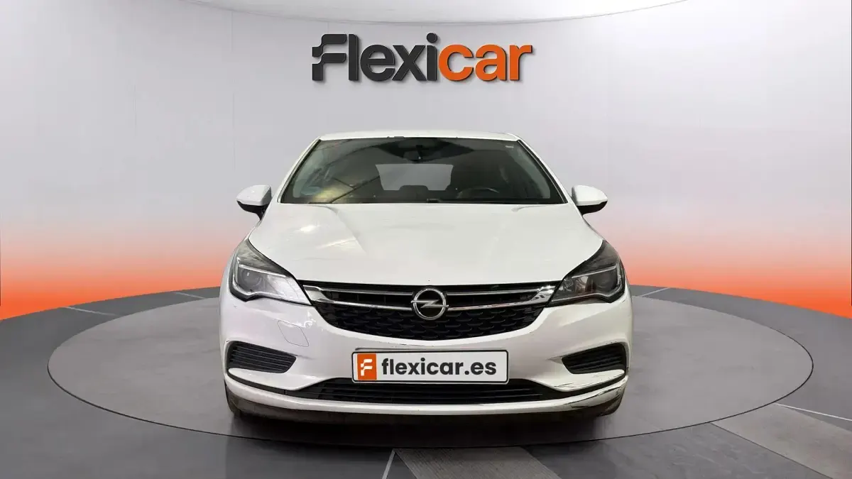 Usado Opel Astra Selective 110 CV (80 kW) 2019 Blanco Berlina