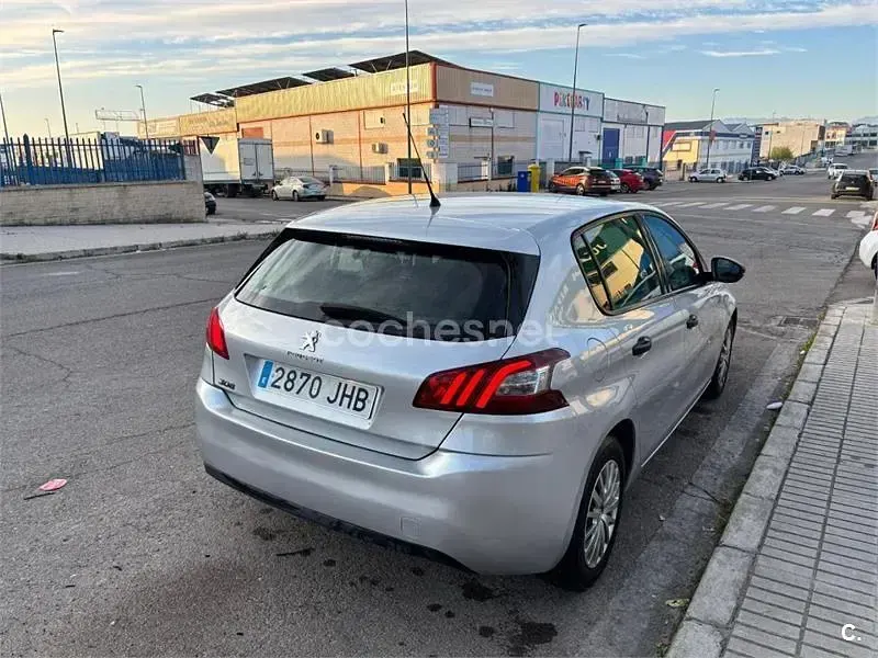 Usado Peugeot 308 Access 92 CV (67 kW) 2015 Gris / plata Berlina