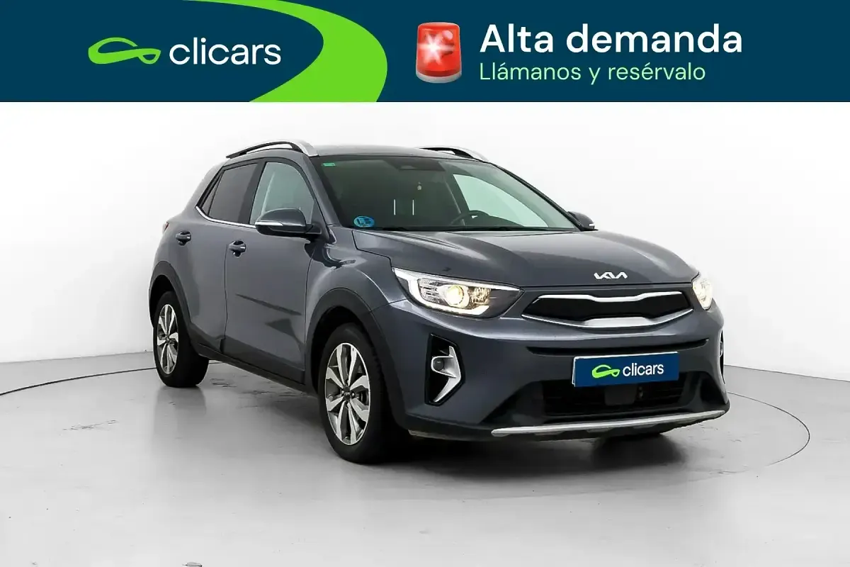 Usado Kia Stonic 100 CV (73 kW) 2022 Gris / plata SUV