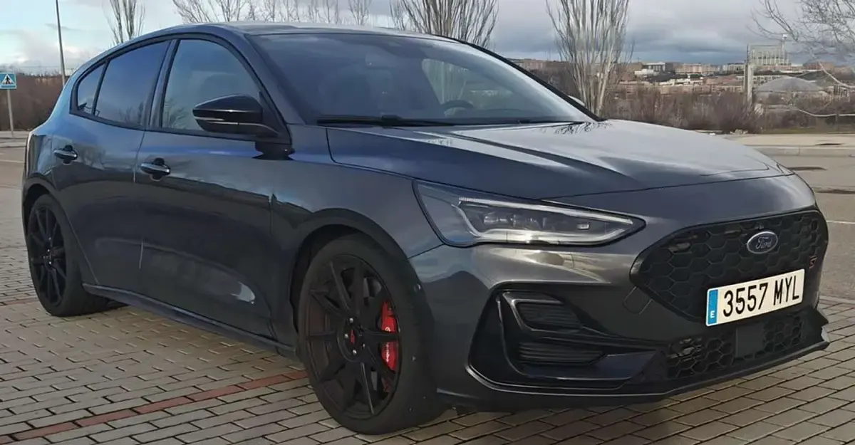 Käytetty Ford Focus ST 280 HP (205 kW) 2025 Harmaa Sedan