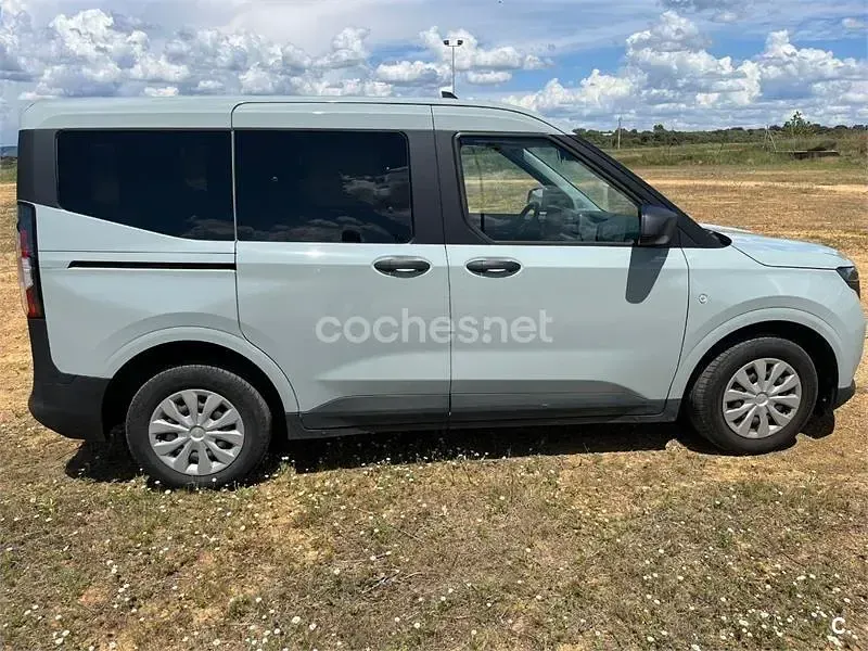 Begagnad Ford Tourneo Courier Trend 125 HK (91 kW) 2024 Grå Minibuss