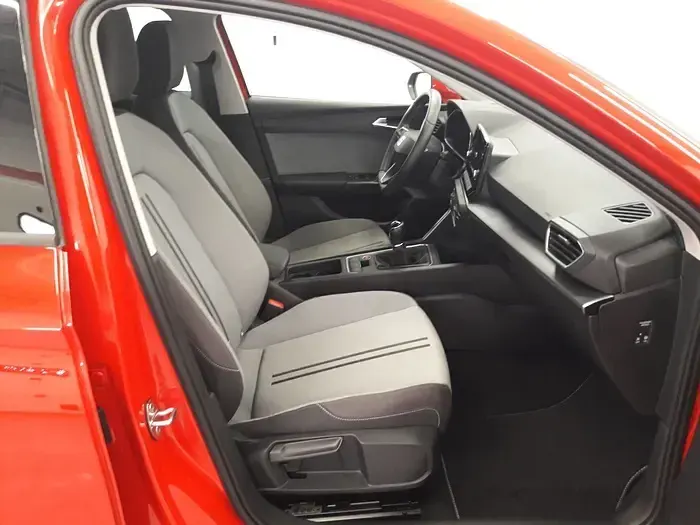 Usado Seat Leon Style 130 CV (95 kW) 2022 Rojo