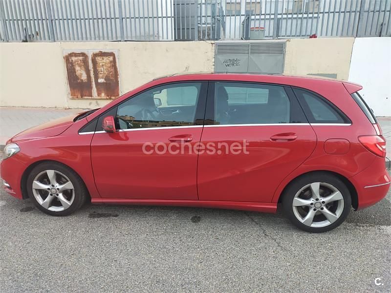 Usado Mercedes B180 109 CV (80 kW) 2014 Rojo Monovolumen