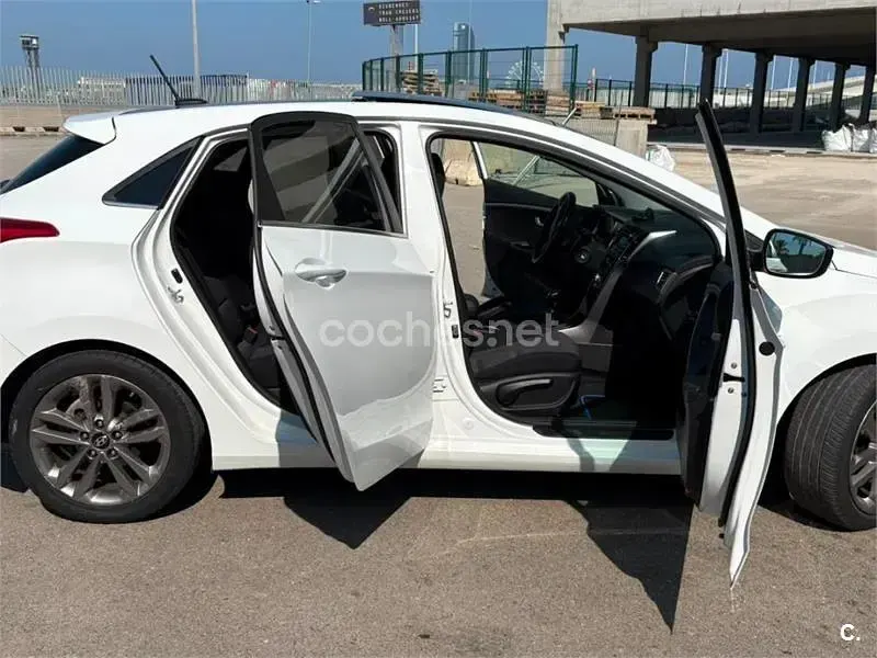 Usado Hyundai i30 Blackline 110 CV (80 kW) 2015 Blanco Berlina