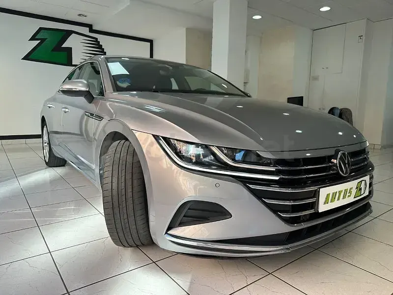 Usado VW Arteon Elegance 218 CV (160 kW) 2022 Gris / plata Berlina