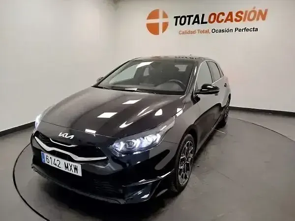 Usado Kia Ceed Style 100 CV (73 kW) 2025 Negro Utilitario