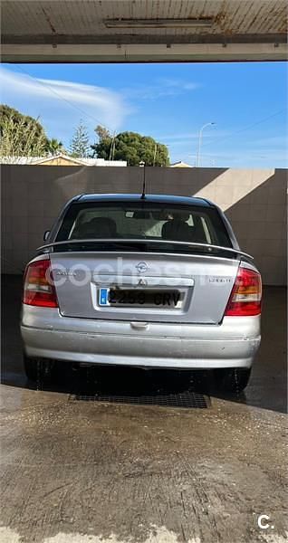Usado Opel Astra Club 80 CV (58 kW) 2004 Gris / plata Berlina
