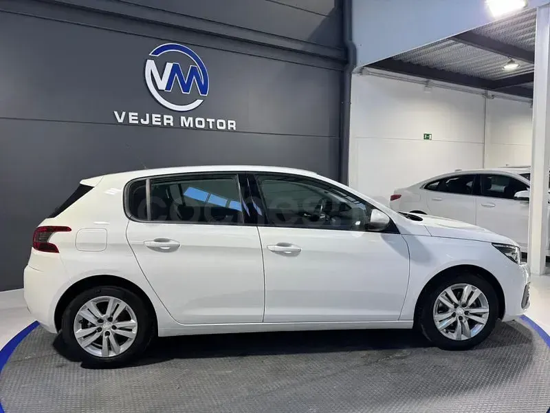 Usado Peugeot 308 Active 100 CV (73 kW) 2020 Blanco Berlina
