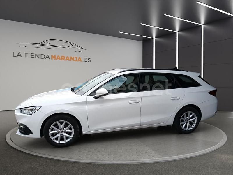 Usado Seat Leon Style 110 CV (80 kW) 2022 Blanco Familiar