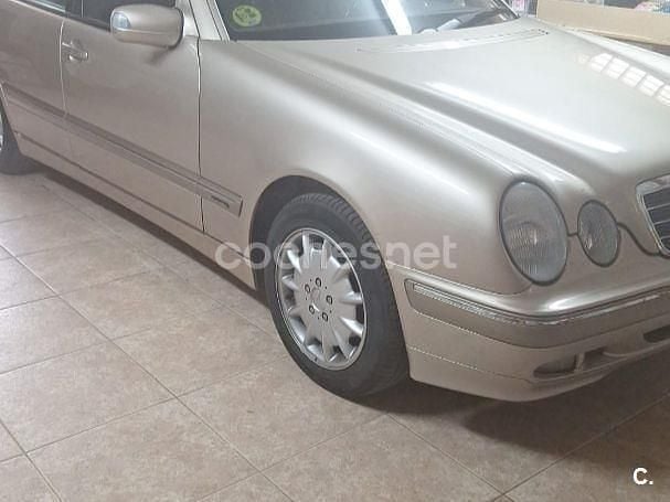 Beige Usado 2001 Mercedes E240 Elegance Berlina | 7000 € - Imagen 1/4