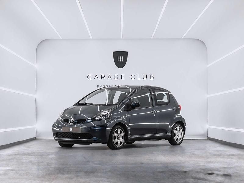 Usado Toyota Aygo 68 CV (50 kW) 2007 Gris Utilitario