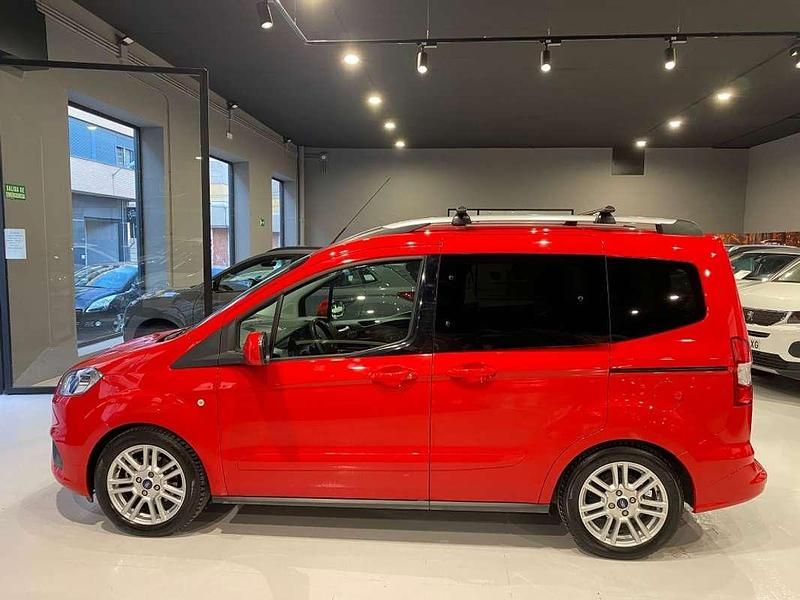 Usado Ford Tourneo Courier Titanium 102 CV (75 kW) 2019 Rojo Monovolumen