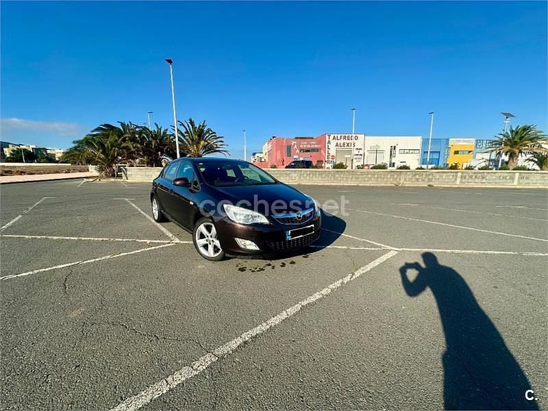 Marrón Usado 2011 Opel Astra Cosmo Berlina | 4300 € (Buen precio) - Imagen 1/4