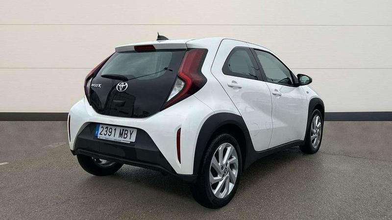 Usado Toyota Aygo Play 72 CV (52 kW) 2022 Blanco Utilitario