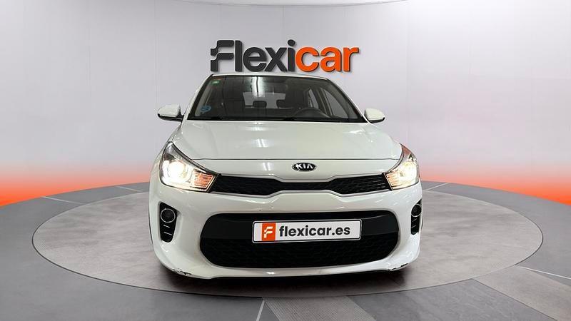 Usado Kia Rio 84 CV (61 kW) 2019 Blanco Berlina