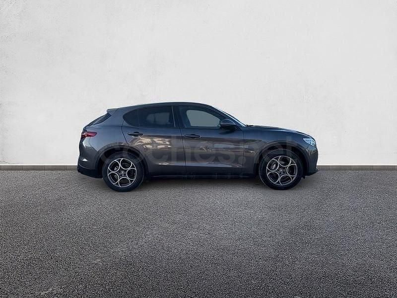 Usado Alfa Romeo Stelvio Sprint 190 CV (139 kW) 2022 Gris / plata SUV