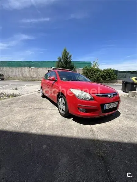 Usado Hyundai i30 Comfort 90 CV (66 kW) 2009 Rojo Familiar