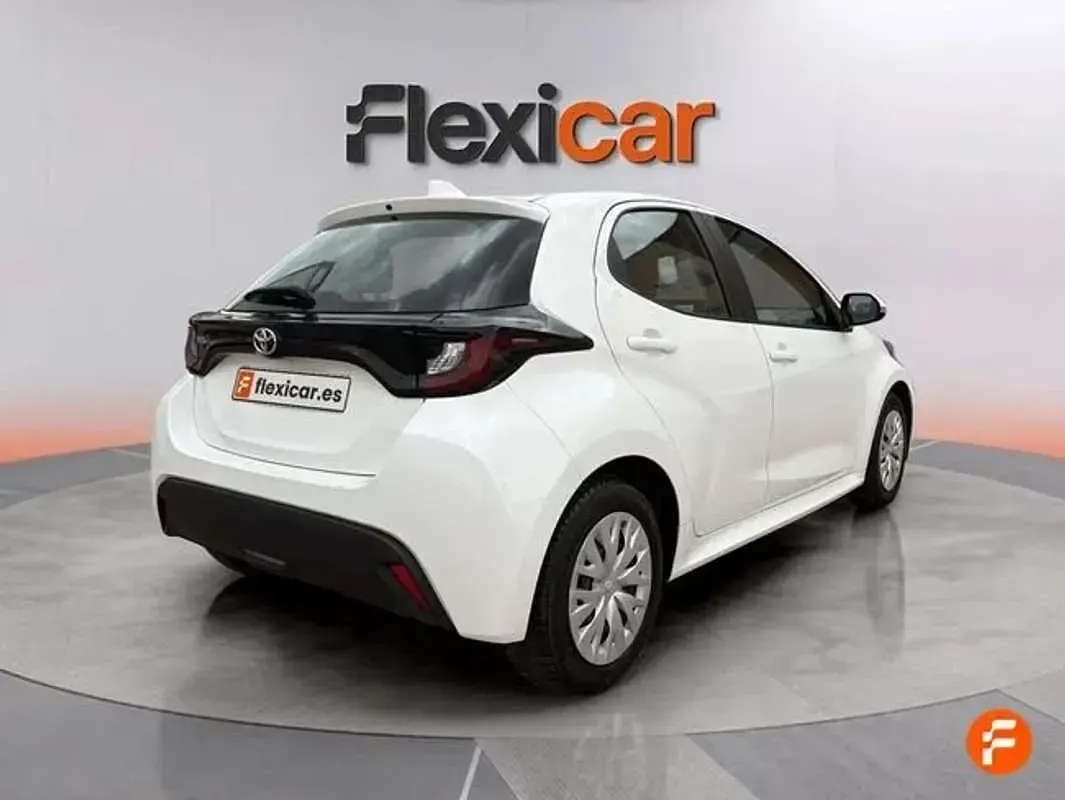 Usado Toyota Yaris Active 72 CV (52 kW) 2023 Blanco Utilitario
