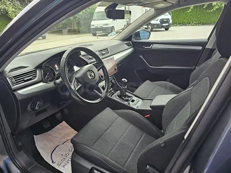 Usado Skoda Superb Ambition 150 CV (110 kW) 2019 Gris / plata Berlina