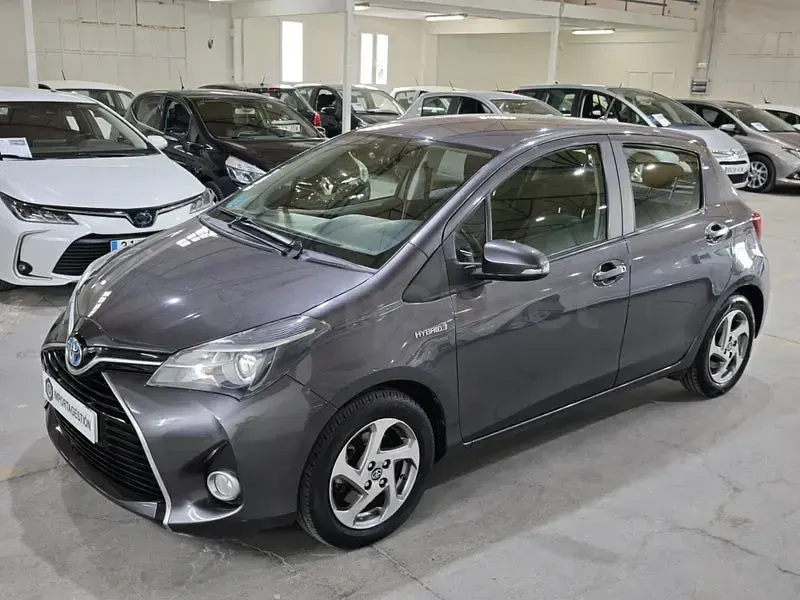 Usado Toyota Yaris Hybrid Active 100 CV (73 kW) 2014 Gris / plata Berlina