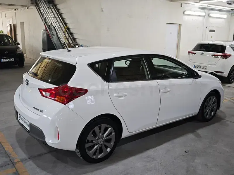 Usado Toyota Auris Hybrid Active 136 CV (100 kW) 2014 Blanco Berlina