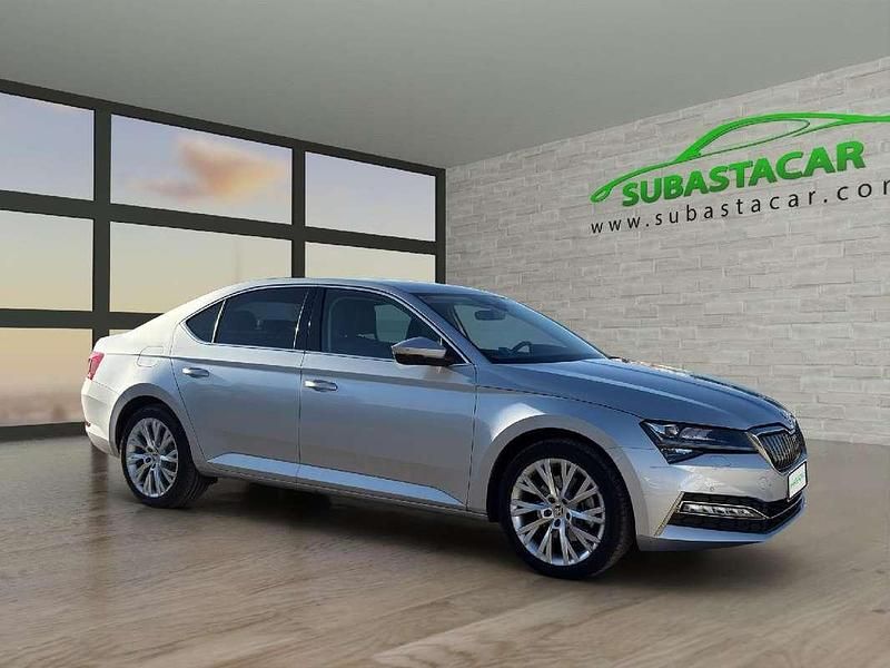 Usado Skoda Superb Style 218 CV (160 kW) 2021 Plateado Berlina