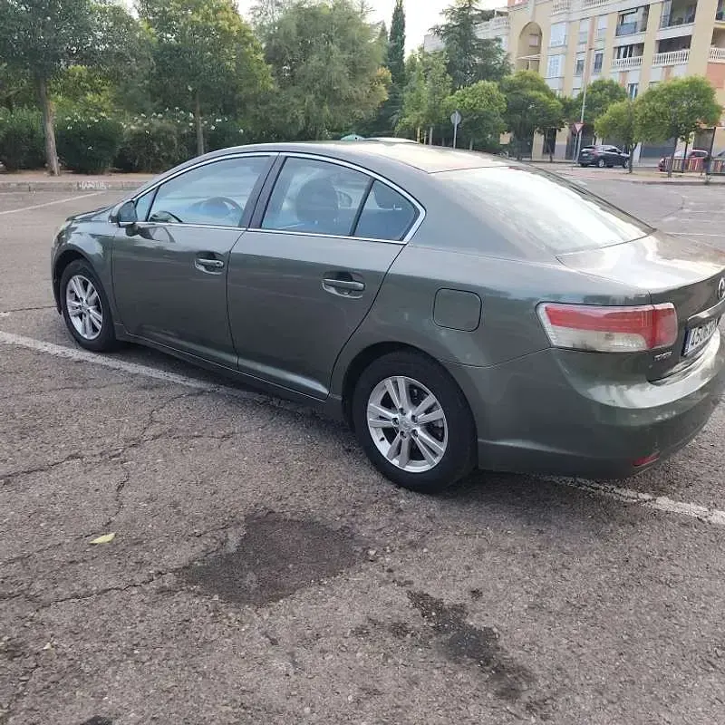 Usado Toyota Avensis Advance 126 CV (92 kW) 2009 Marrón Berlina
