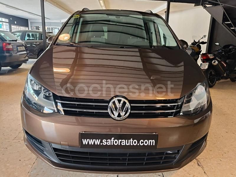 Usado VW Sharan Edition 140 CV (102 kW) 2013 Marrón Monovolumen