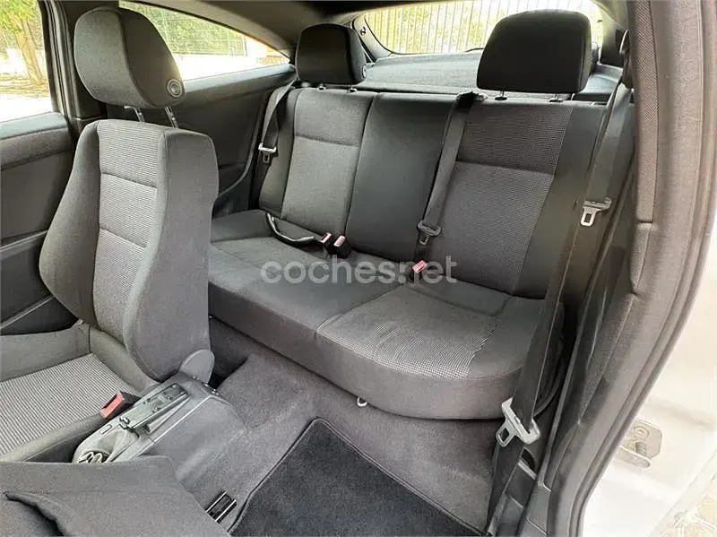 Usado Opel Astra GTC Sport 110 CV (80 kW) 2009 Blanco Berlina