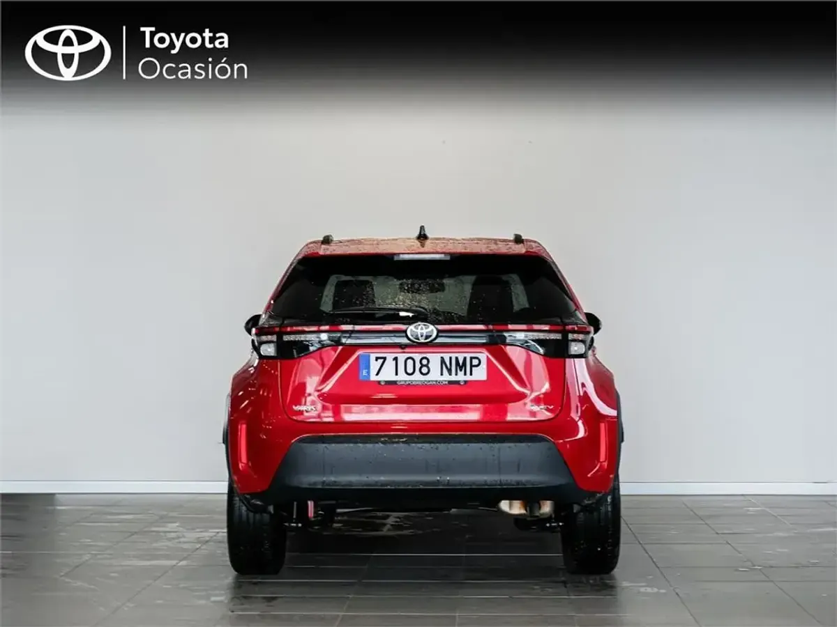 Usado Toyota Yaris Active 130 CV (95 kW) 2026 Rojo Utilitario