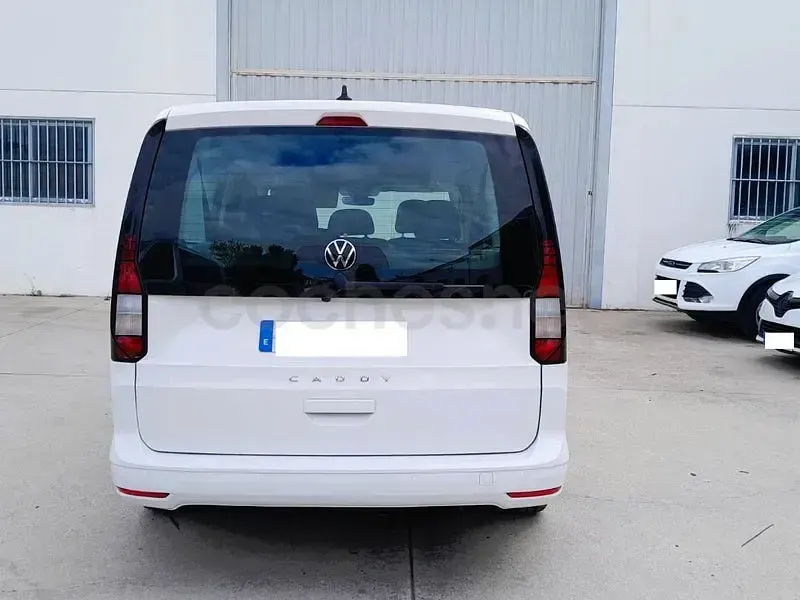 Usado VW Caddy Trendline 102 CV (75 kW) 2024 Blanco Monovolumen