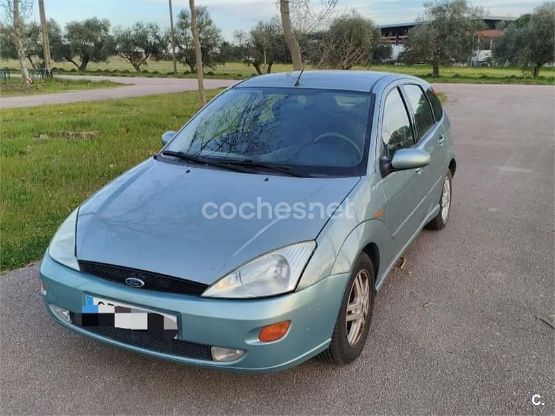 Usado Ford Focus Trend 90 CV (66 kW) 2001 Gris / plata Berlina