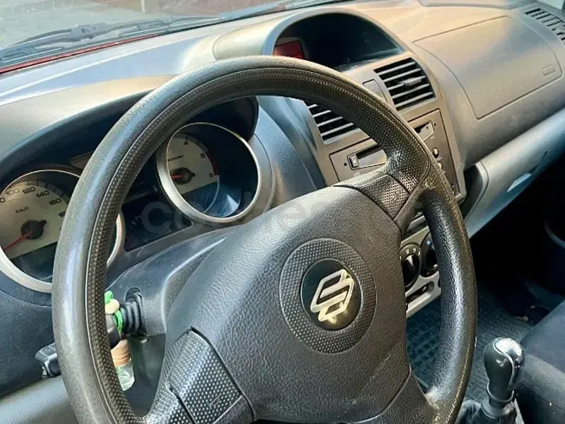 Usado Suzuki Ignis 69 CV (50 kW) 2007 Rojo Utilitario