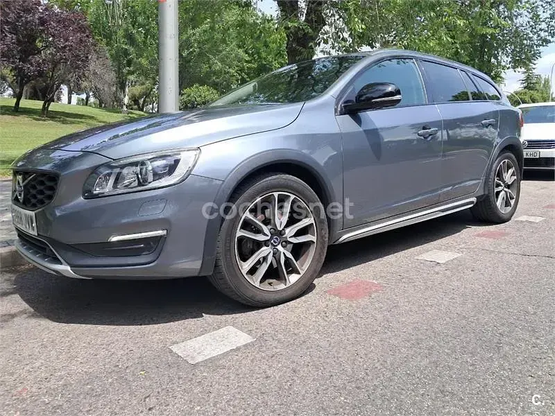Usado Volvo V60 CC 190 CV (139 kW) 2016 Gris / plata Familiar
