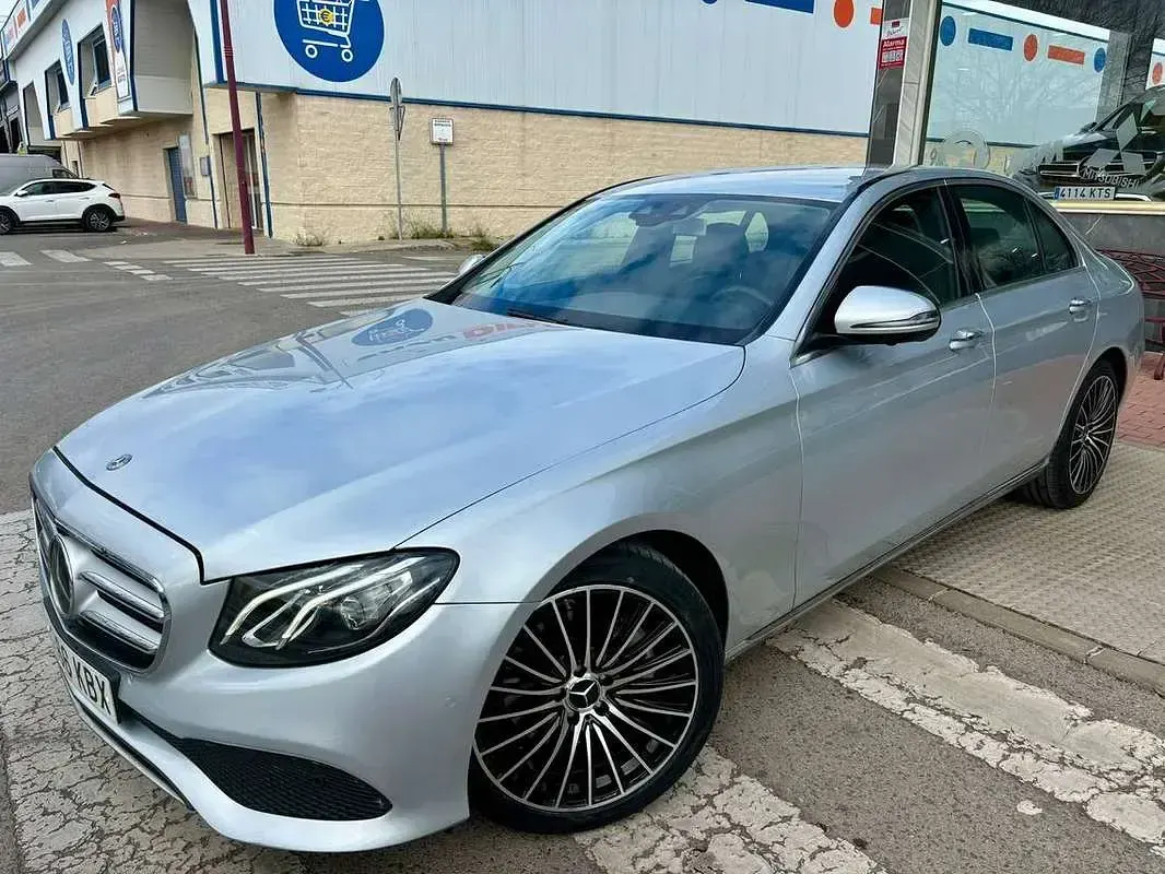 Usado Mercedes E220 194 CV (142 kW) 2017 Gris selenita (metalizado) Berlina