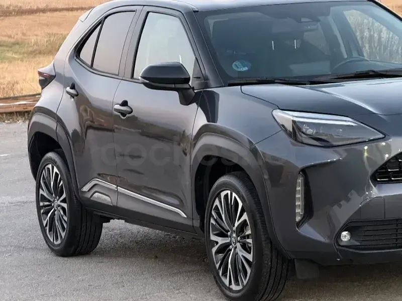 Usado Toyota Yaris Cross Style 116 CV (85 kW) 2023 Gris / plata SUV
