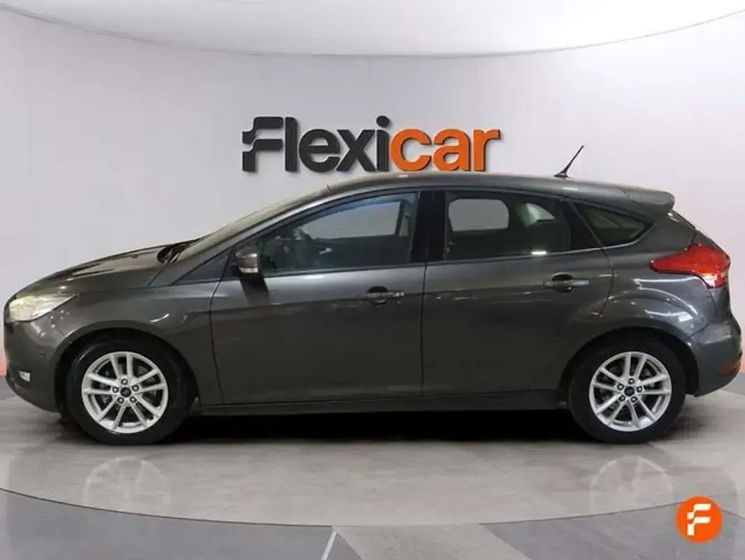 Usado Ford Focus Trend 101 CV (74 kW) 2017 Gris Utilitario