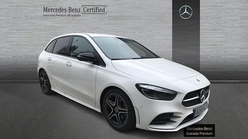 Usado Mercedes B200 AMG line 150 CV (110 kW) 2024 Blanco polar Monovolumen