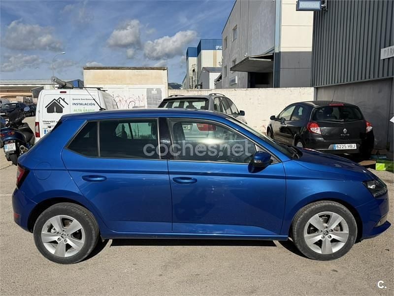 Usado Skoda Fabia Ambition 95 CV (69 kW) 2020 Azul Berlina
