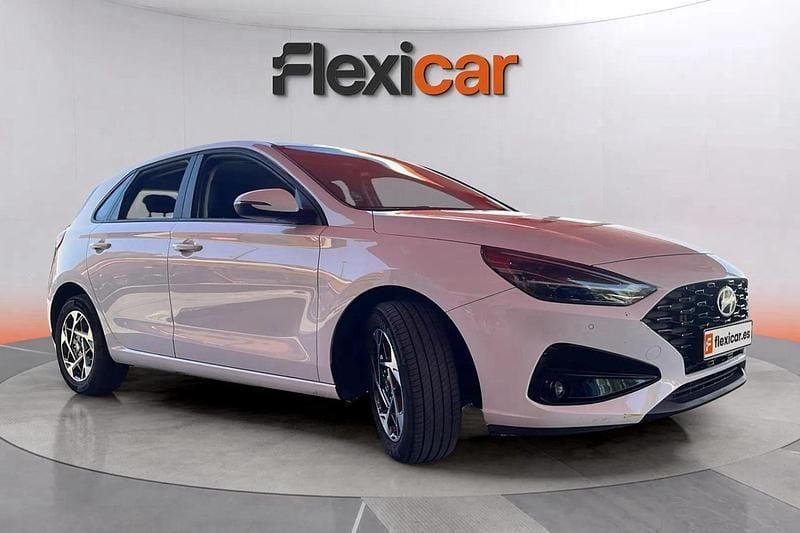 Blanco Usado 2024 Hyundai i30 Berlina | 19.490 € (Precio justo) - Imagen 1/4