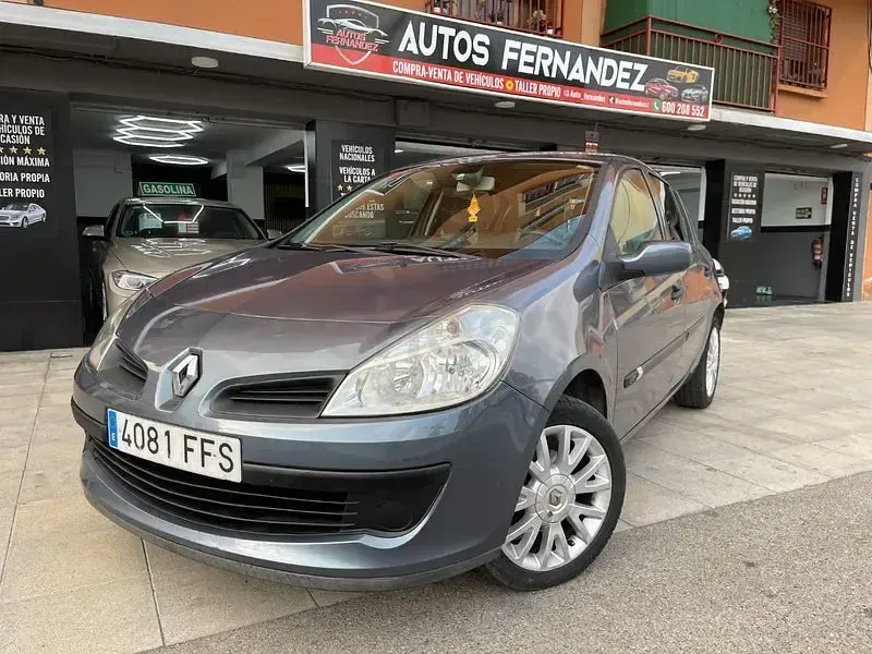 Usado Renault Clio II Dynamique 70 CV (51 kW) 2006 Gris / plata Berlina