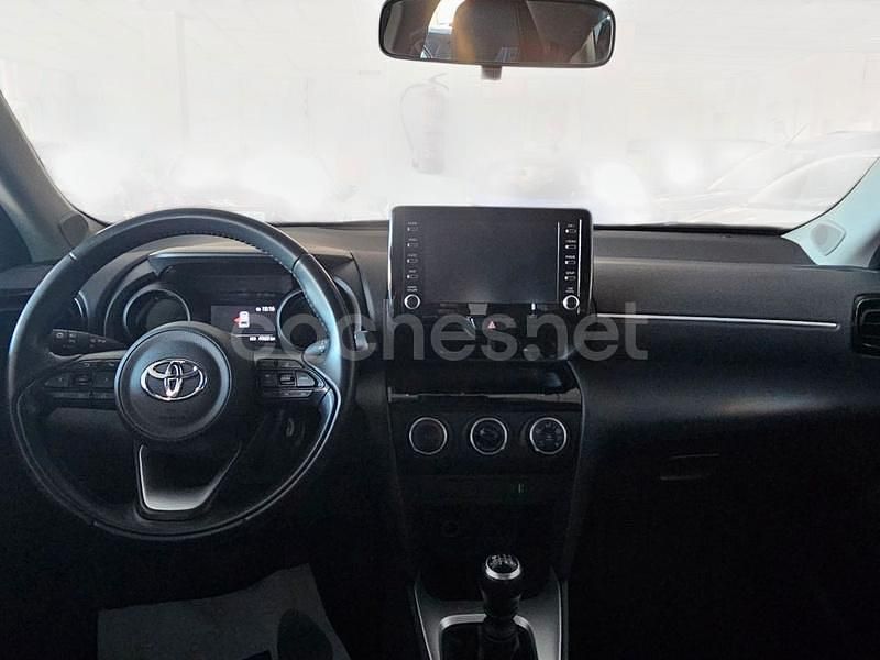 Usado Toyota Yaris 125 CV (91 kW) 2023 Gris / plata Berlina