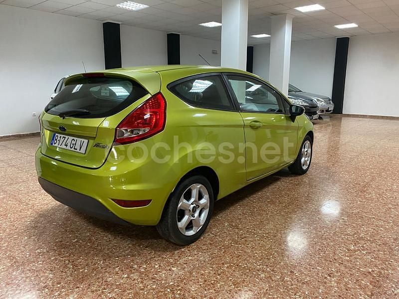 Usado Ford Fiesta Trend 68 CV (50 kW) 2009 Verde Berlina