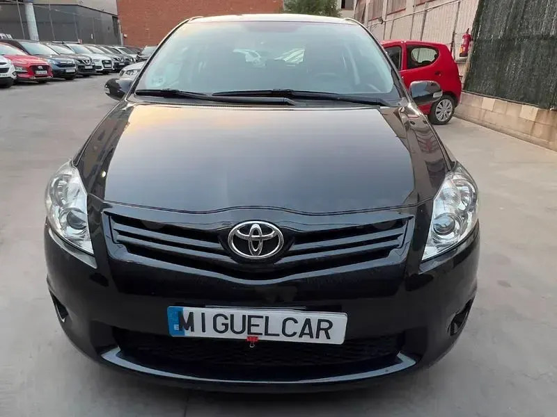 Usado Toyota Auris Luna 90 CV (66 kW) 2010 Negro Utilitario