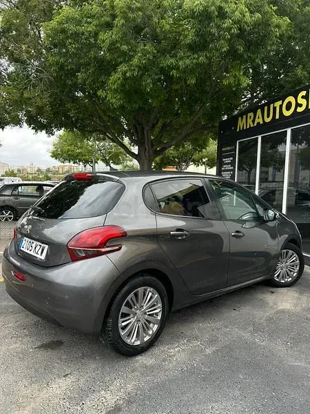 Usado Peugeot 208 Signature Sky 82 CV (60 kW) 2019 Gris / plata Utilitario