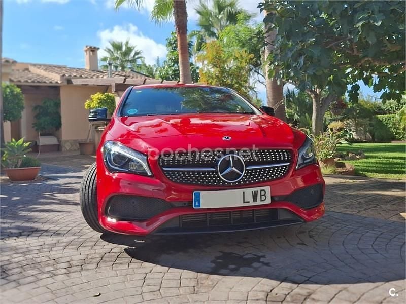 Usado Mercedes CLA180 Shooting Brake AMG line 122 CV (89 kW) 2017 Rojo Familiar